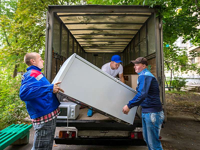 Заказать грузовой автомобиль для транспортировки мебели : Упакованные в сумки личные вещи из Владимира в Тулу