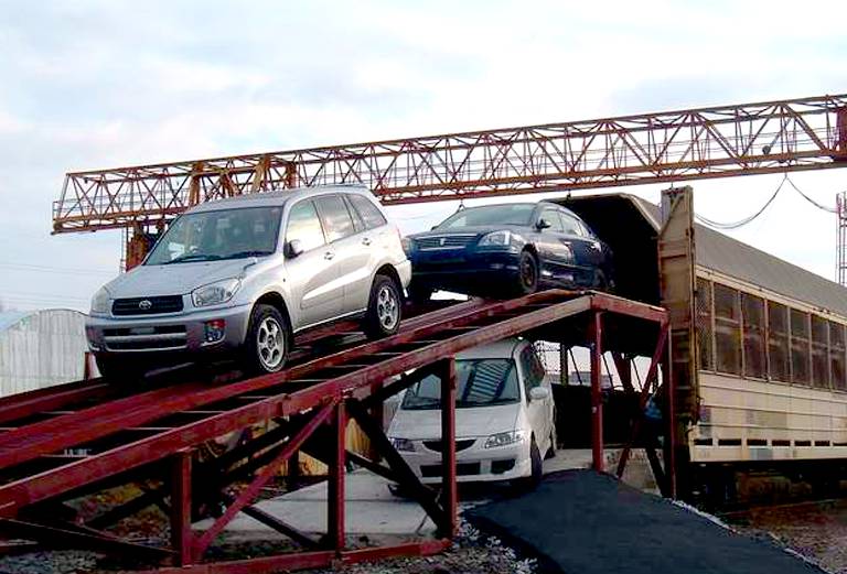 Сколько стоит перевозка жд сеткой машины  из Владивостока в Черногорск